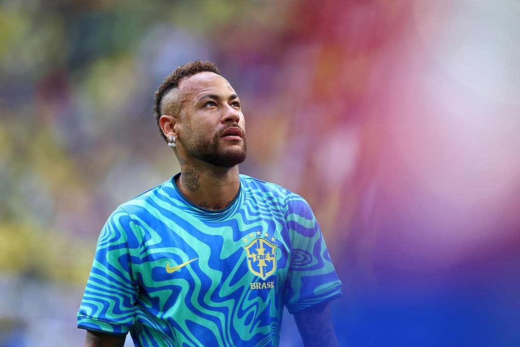 📸 What’s he doing here? Brazil legend suddenly on the pitch