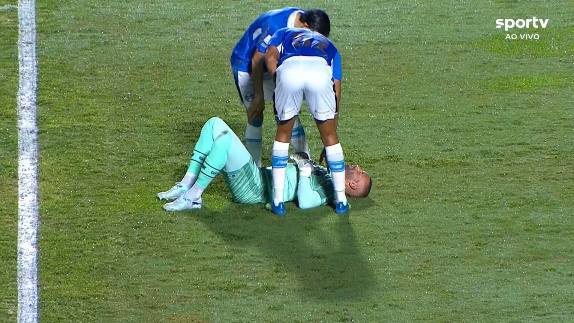 Weverton goes down and sparks fear just before Brasileirão kick-off 🎥