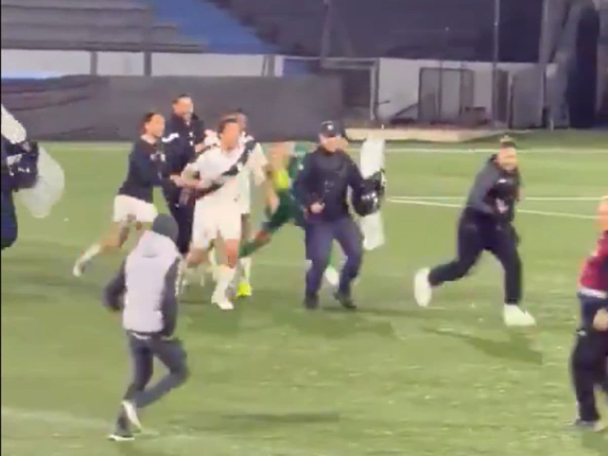 😱 Ugly scenes: fan invades the pitch and is hit by player in 🇺🇾