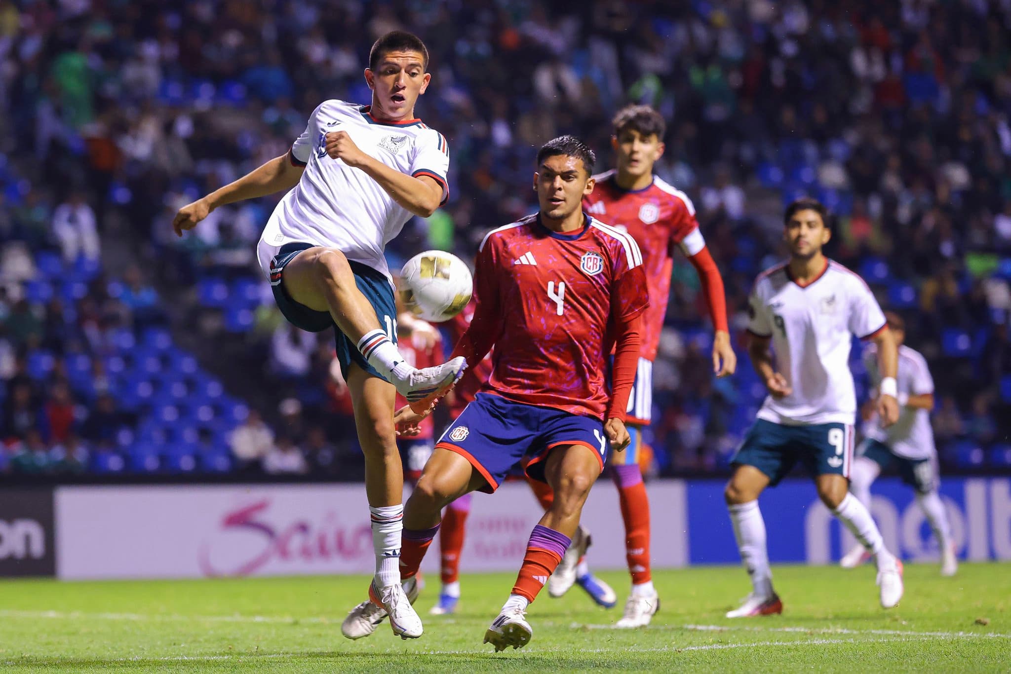 Brutal hit to the head! Mexican keeper sees straight red