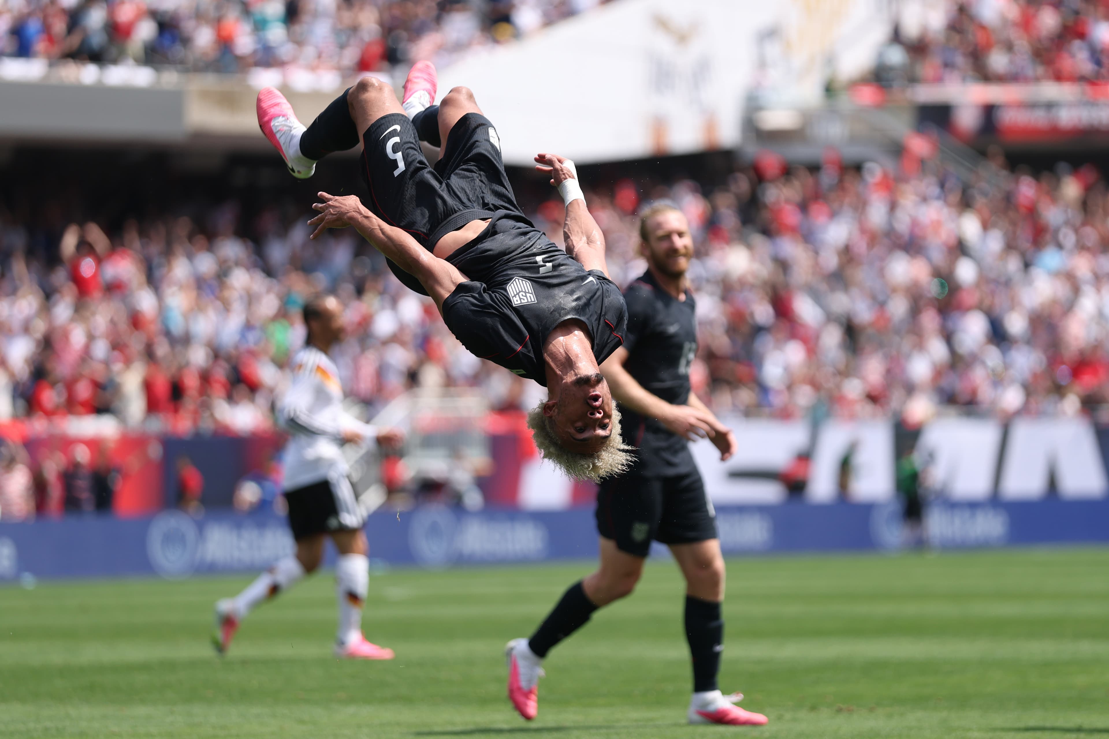 🎥 Antonee Robinson scores ridiculous volley in World Cup tune-up match
