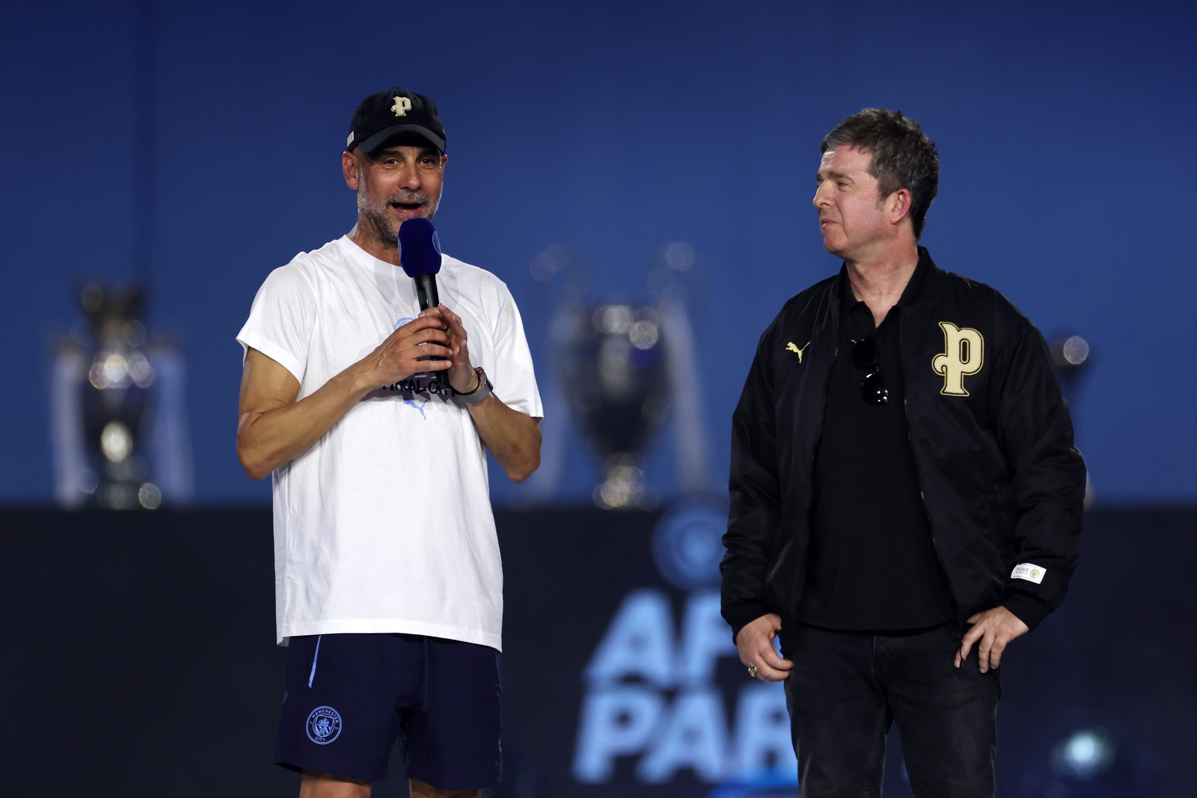 🎥 Guardiola, Bernardo and Stones say goodbye at Man City parade 👋