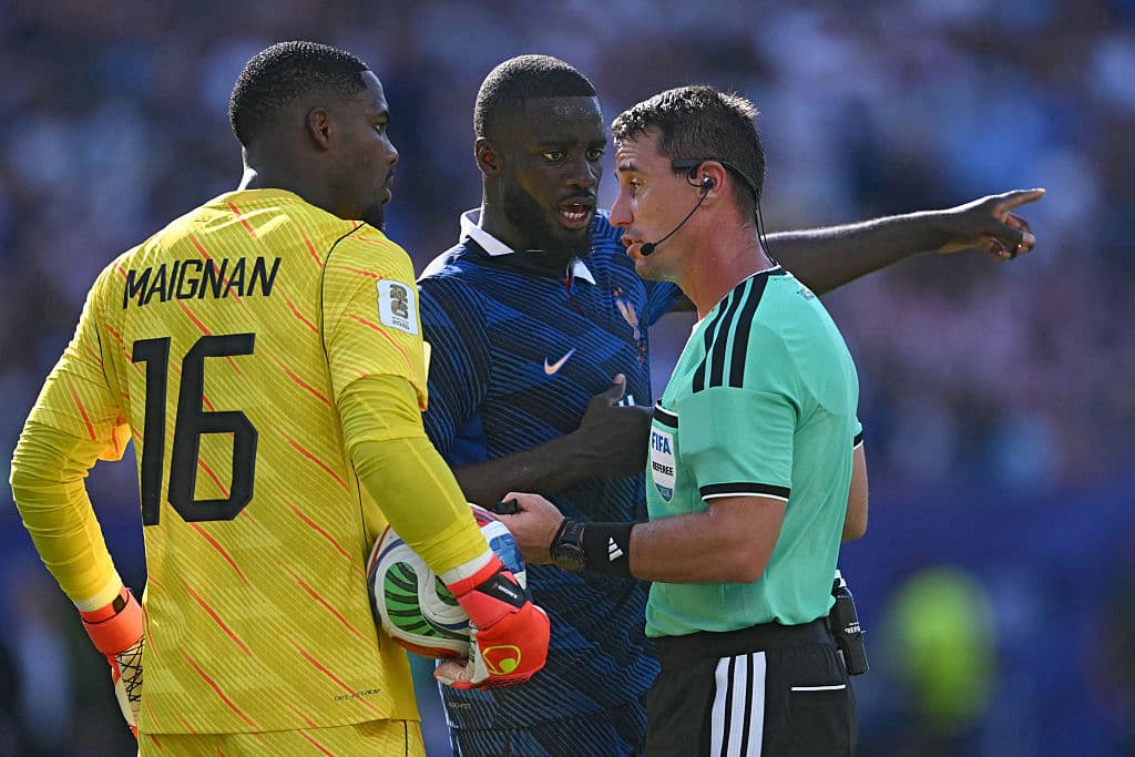 📷 All Paraguay’s fouls missed by the ref against France