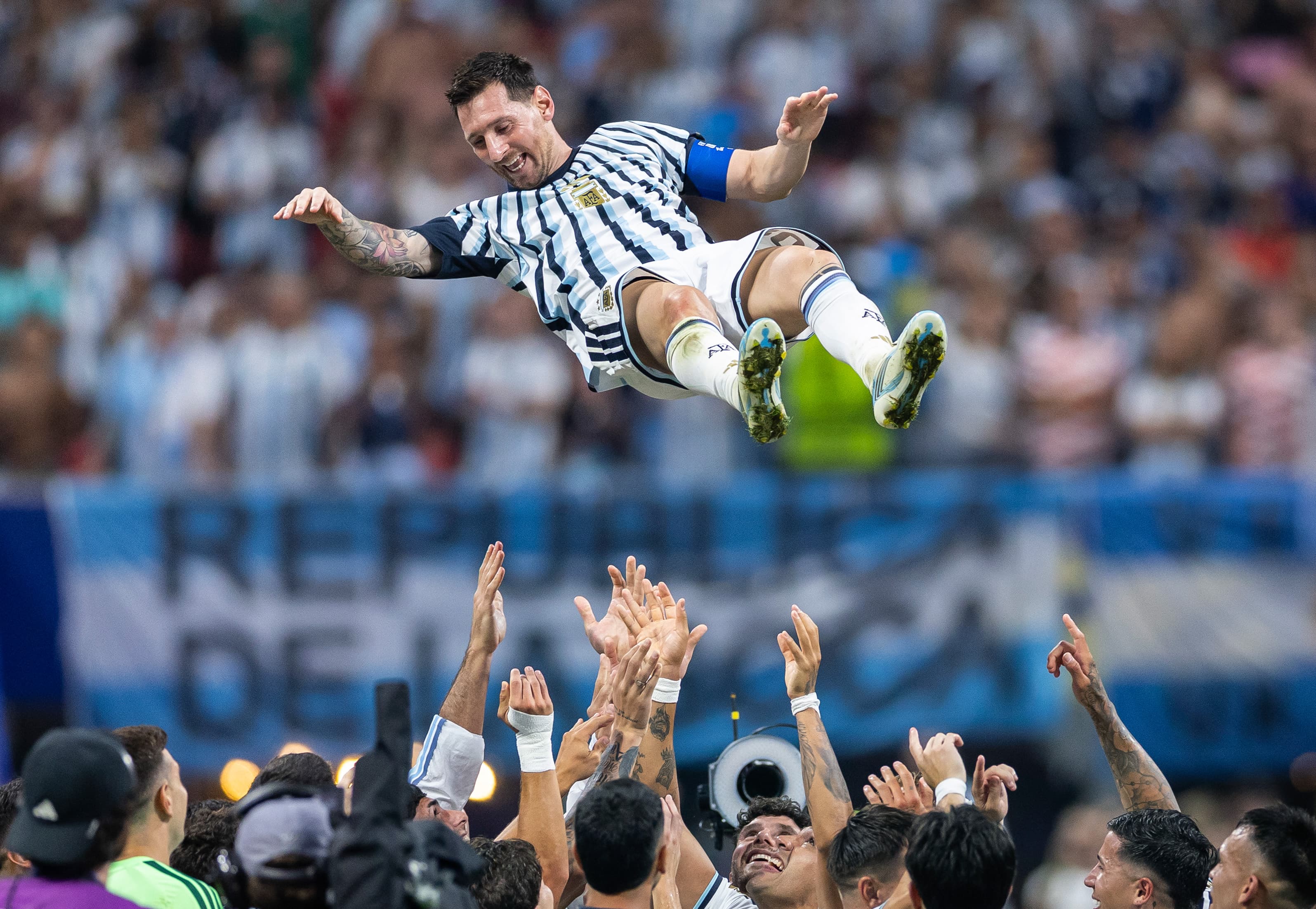 🤯 After reaching the semis, XXXXXXL Messi shirt flies over Argentina