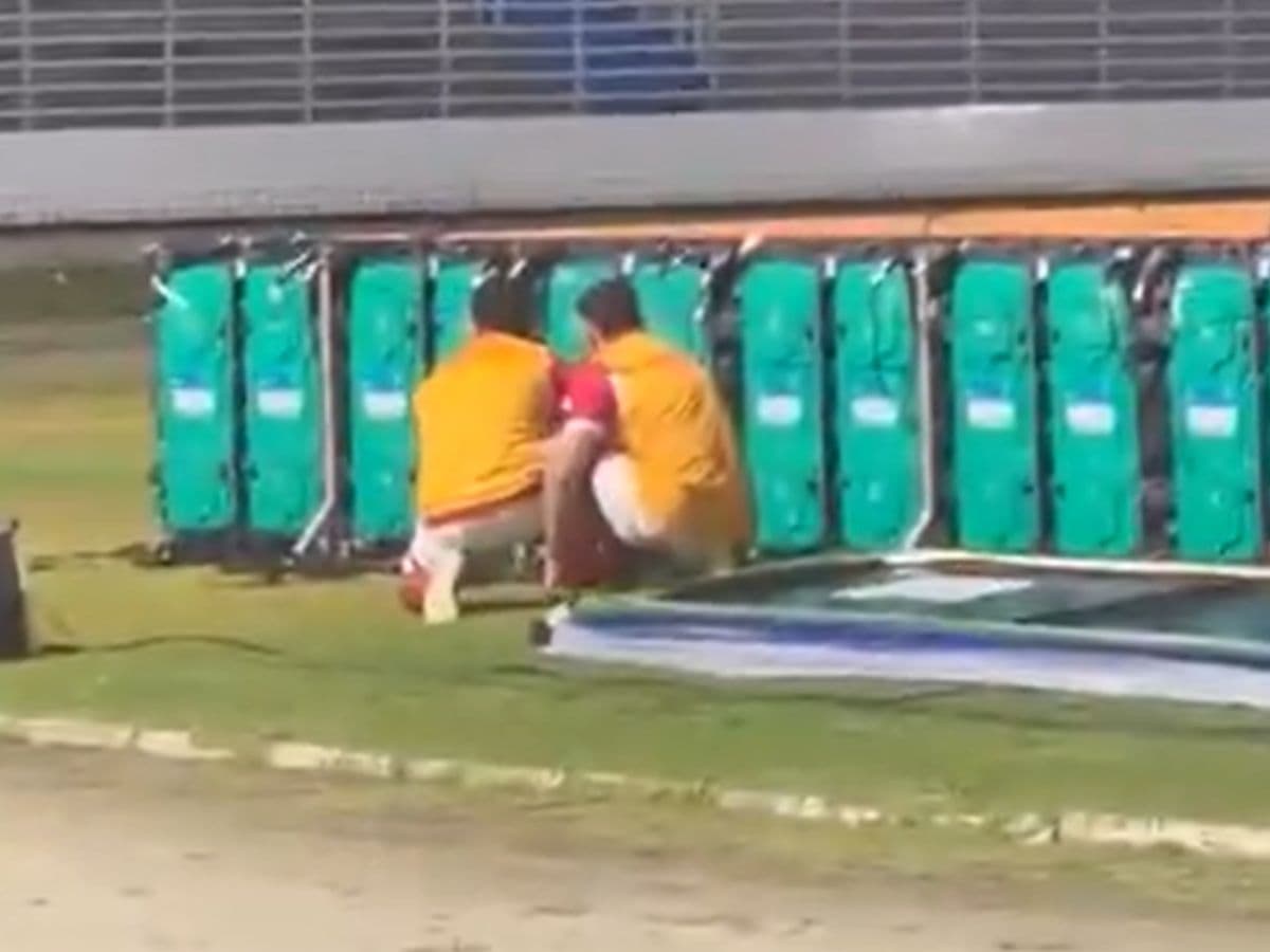 😅 Hide-and-seek? Players use genius tactic to dodge a card