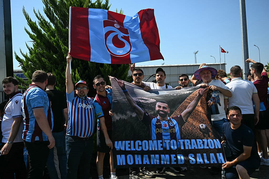 🎥 What a welcome! Mo Salah arrives in Türkiye ahead of surprise move 🔥