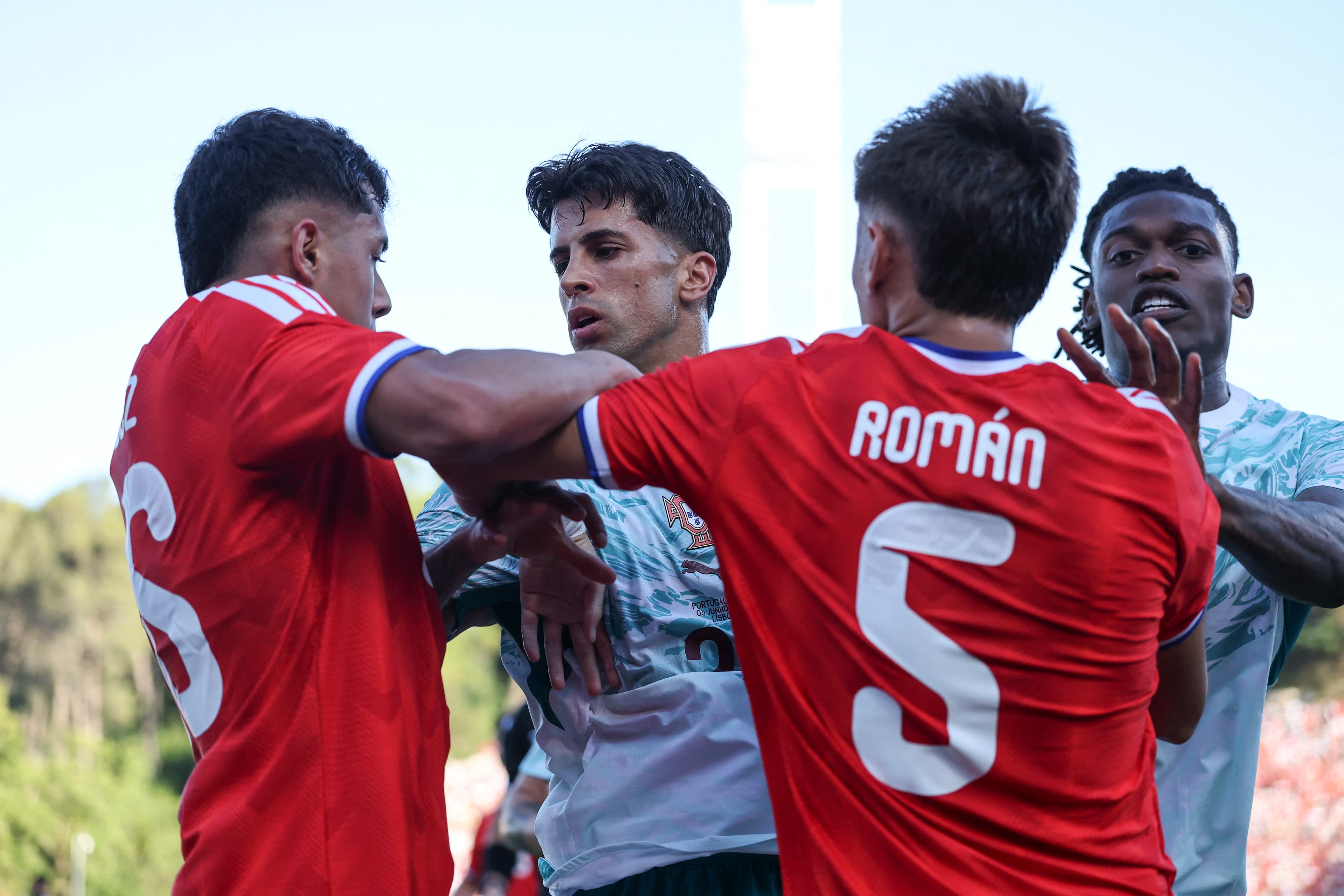 🟥 Leao loses it: punches an opponent in the face! Misses World Cup?🤯