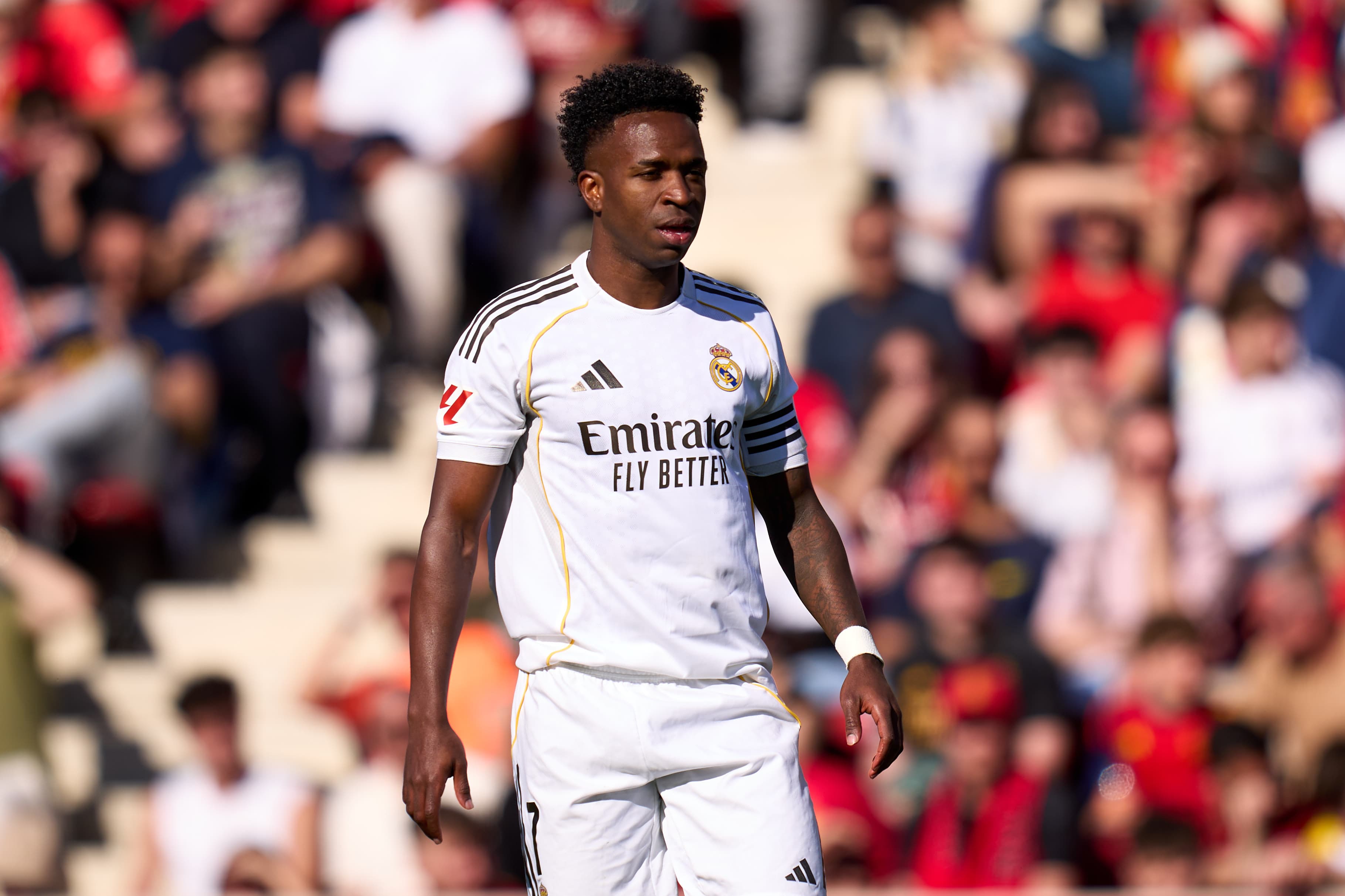 🎁 Flip-flops! Vini Jr. gives Bundesliga star a wild gift