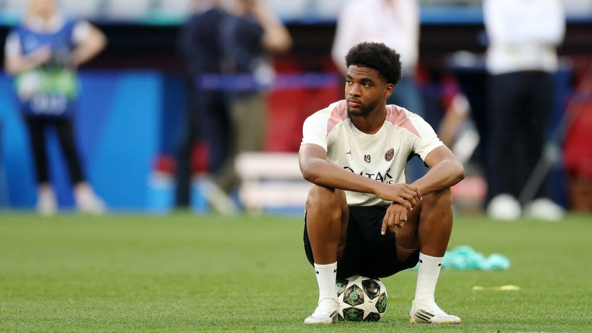 Bayer Leverkusen in direct talks with PSG over winger transfer