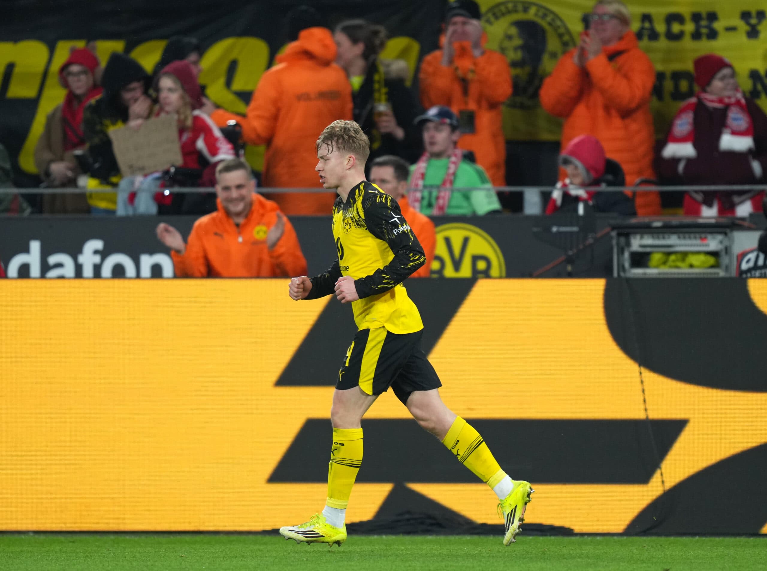 Manchester United Are Keeping Tabs On This Borussia Dortmund Full-Back: Should Carrick Go For Him?