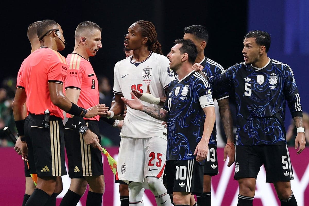 Anthony Barry outlines England’s half-time plan to overcome Argentina