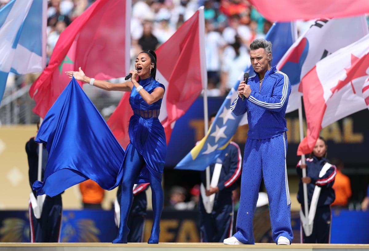 Tom Cruise closes World Cup ceremony with a passionate speech on the pitch