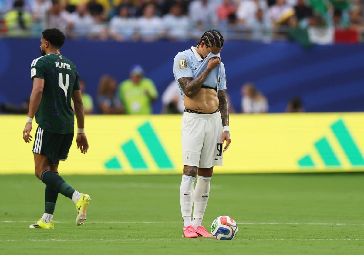 Marcelo Bielsa blasts World Cup hydration breaks: ‘Adds nothing but takes away a lot’