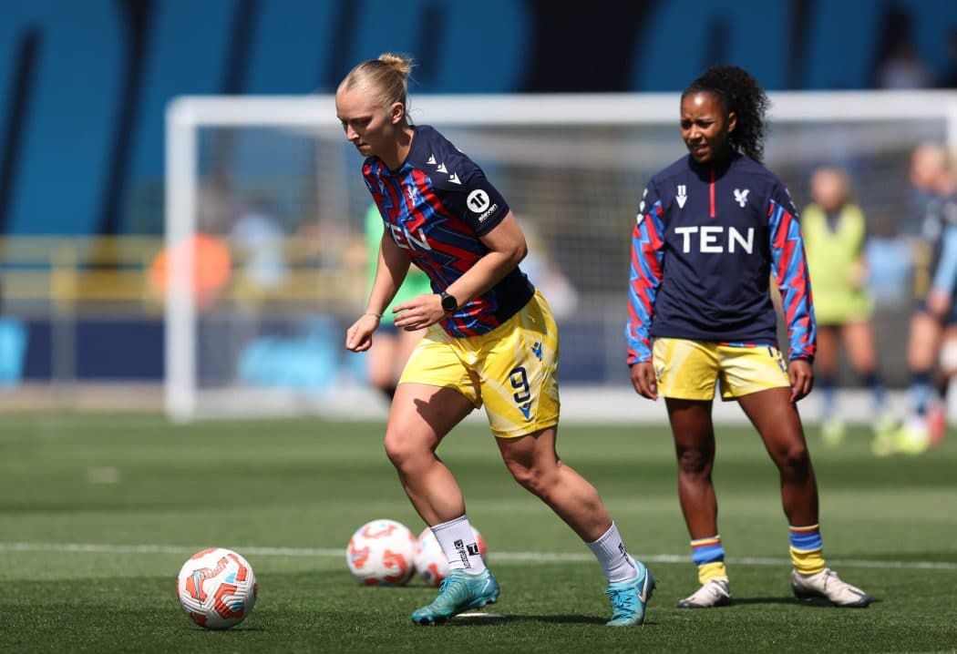 Sunderland sign striker Hughes on two-year deal