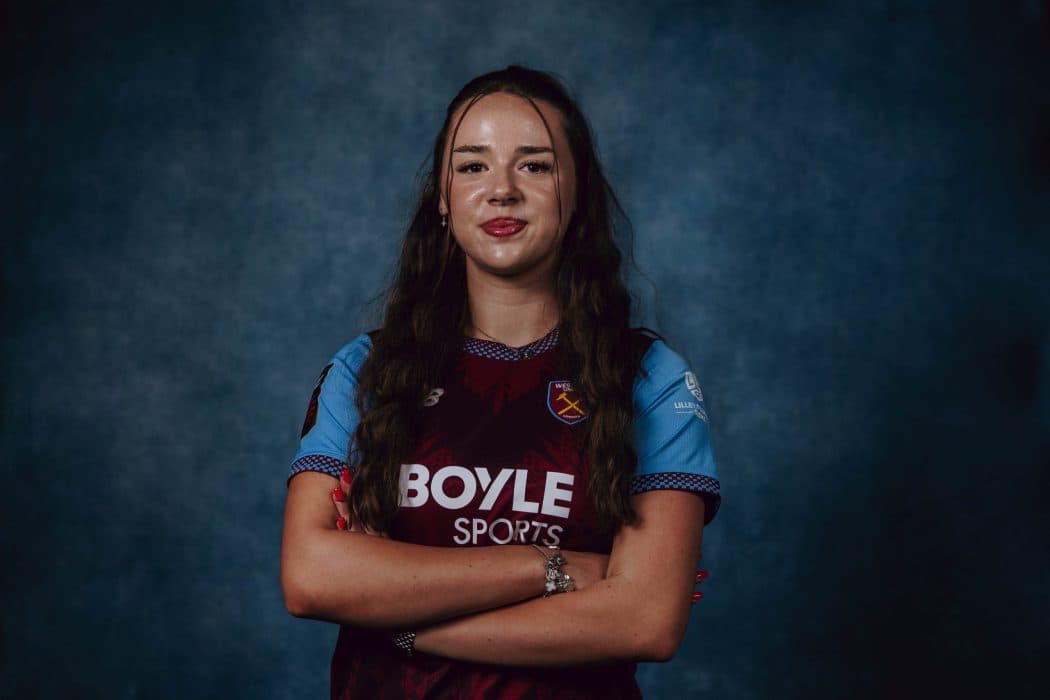 West Ham United sign former Arsenal defender Peacock