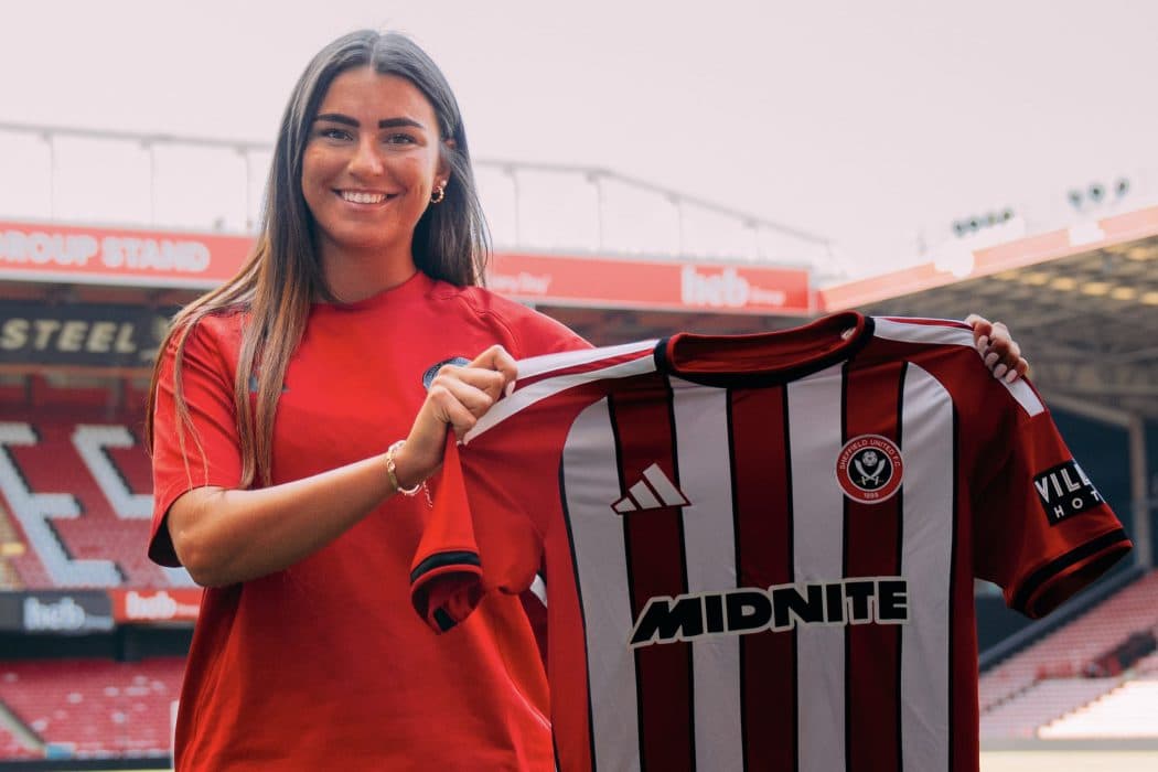 Sheffield United sign defender Reynolds