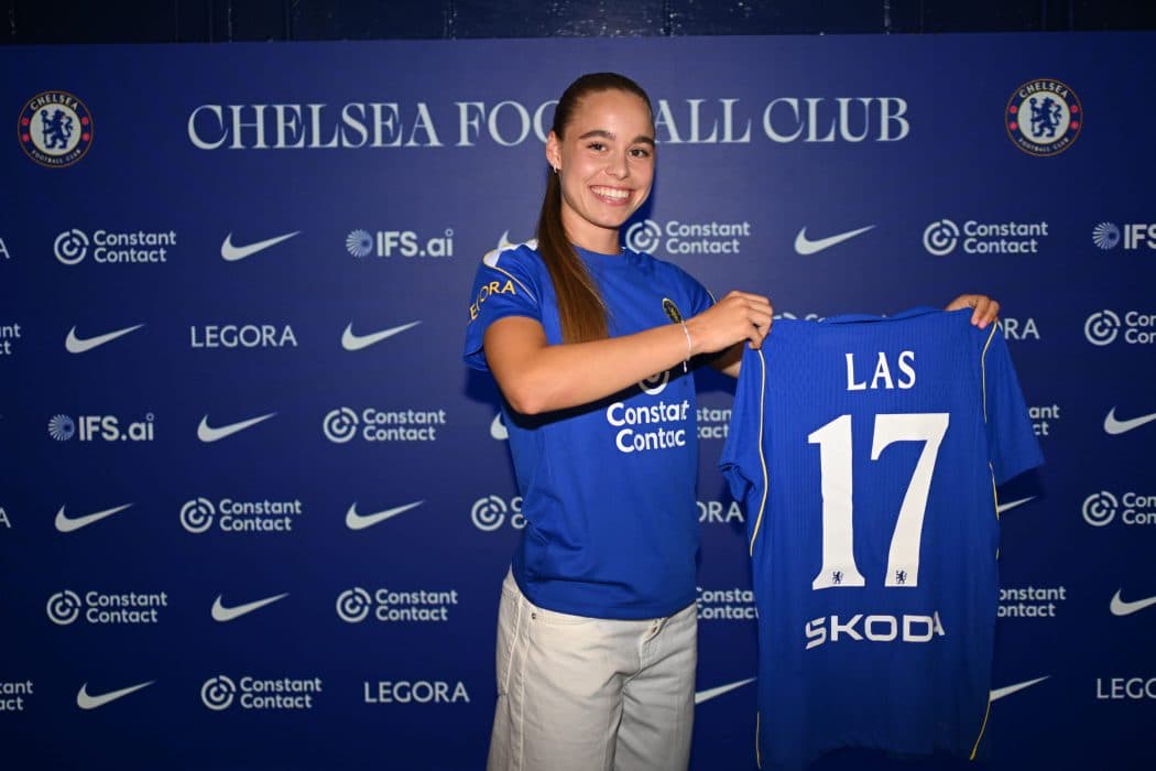 Chelsea sign Leicester City full-back Las