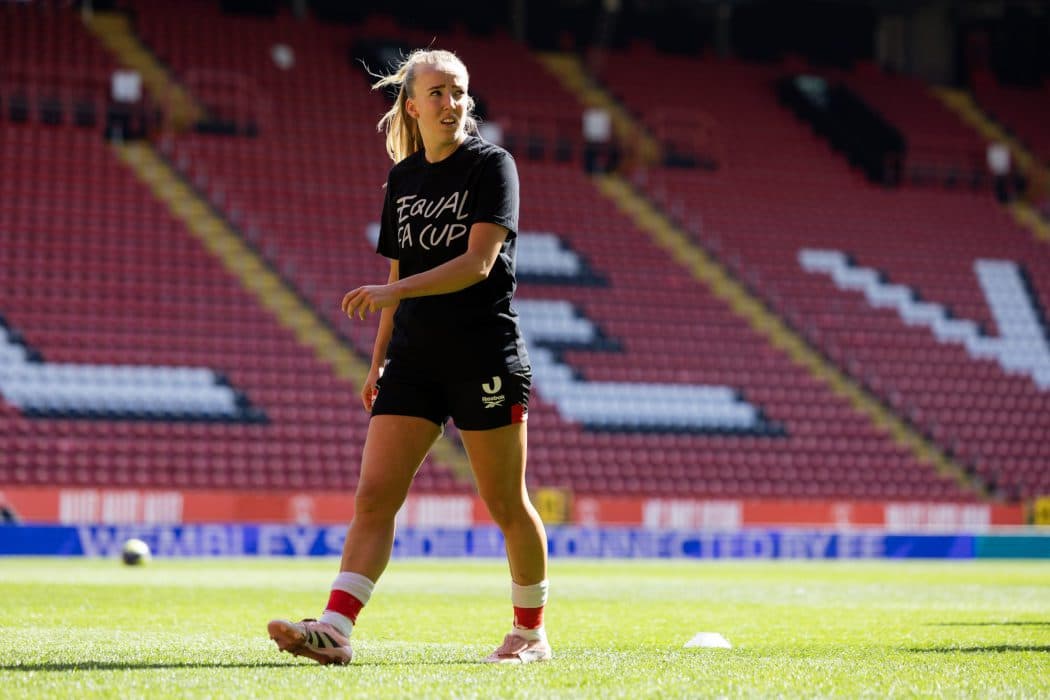 Charlton Athletic defender Newsham signs new deal