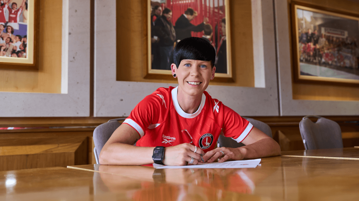 Charlton Athletic sign Leicester City defender Neville