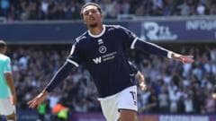 Brighton sign winger Azeez from Millwall