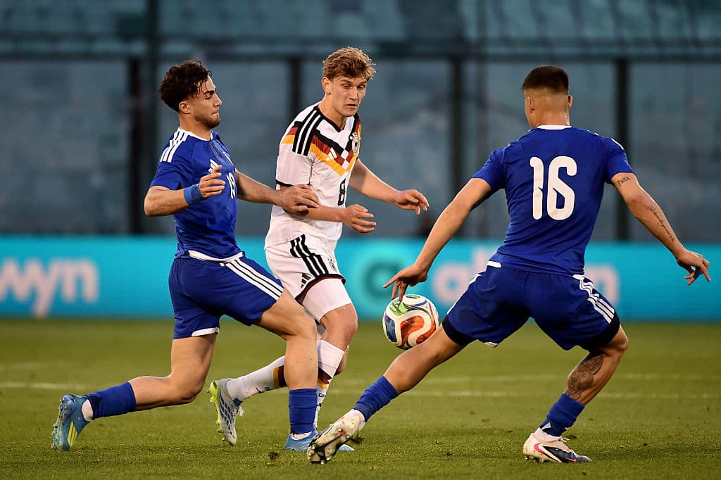 Against the Red Devils! Second-tier youngster's debut from hell