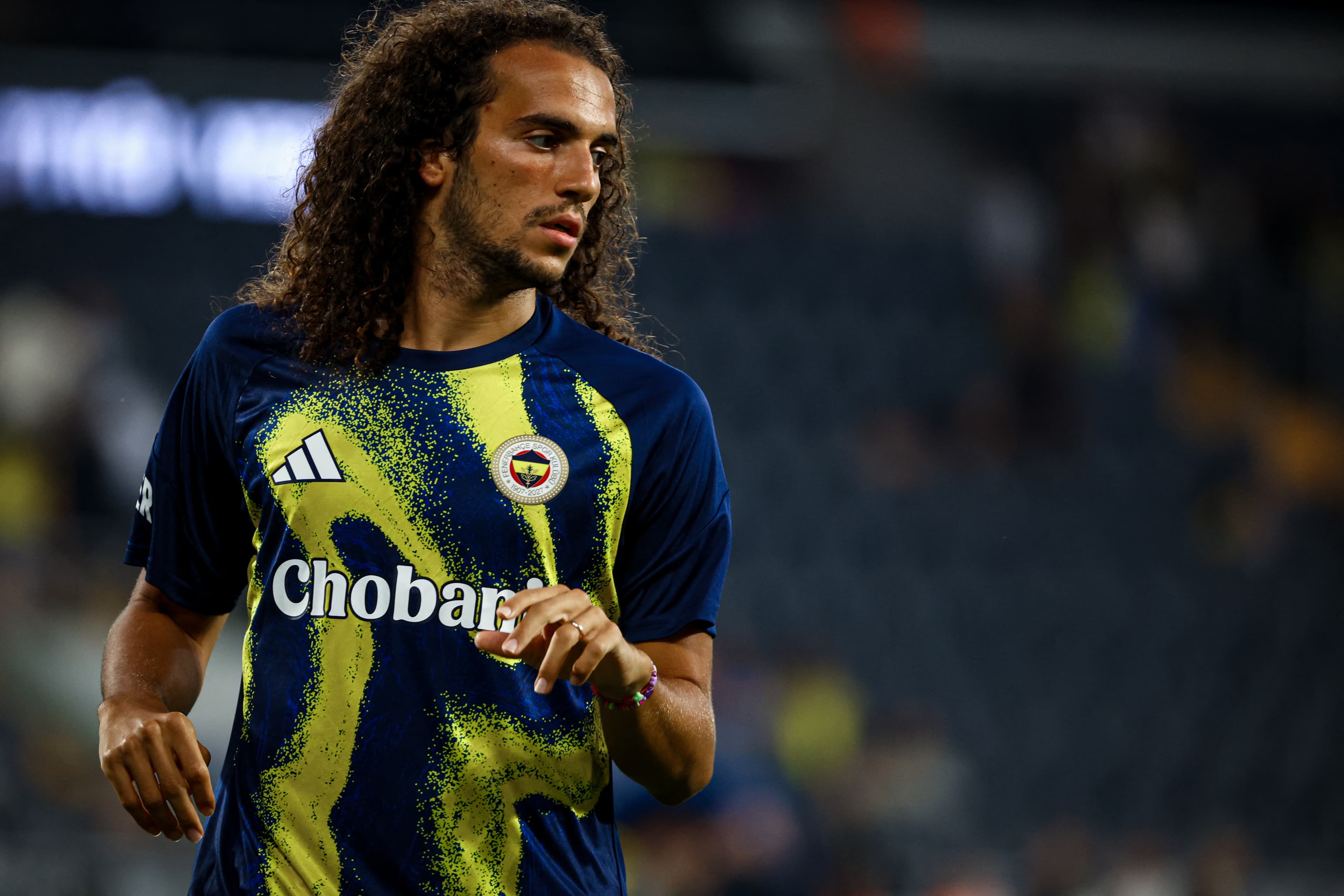 📸 After middle-finger gesture! Lyon fan attacks Fener star Guendouzi
